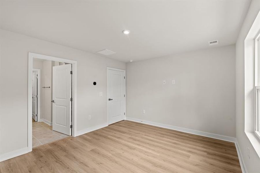 Spacious, unfurnished interior of a new home in Hope Pointe Townhomes, North Myrtle Beach (Image 13).