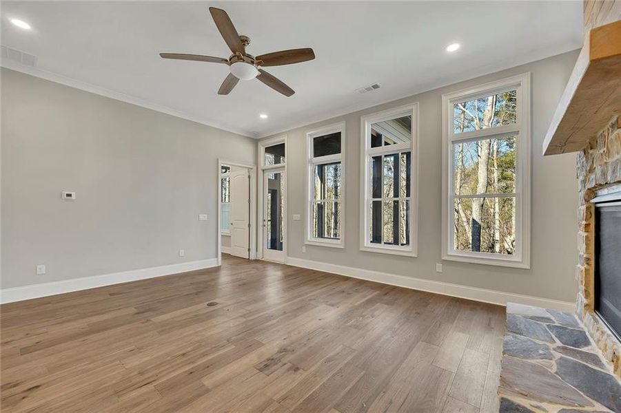 Spacious, unfurnished interior of a new home in , Jasper (Image 18).
