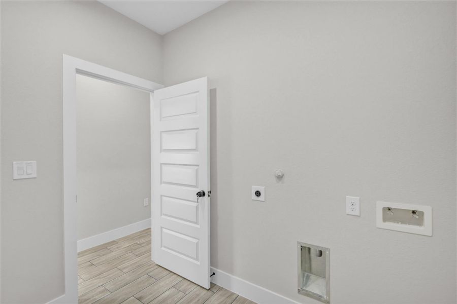 Spacious, unfurnished interior of a new home in , Freeport (Image 24).