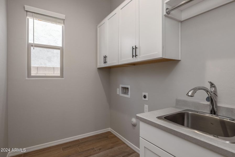 22)LAUNDRY ROOM