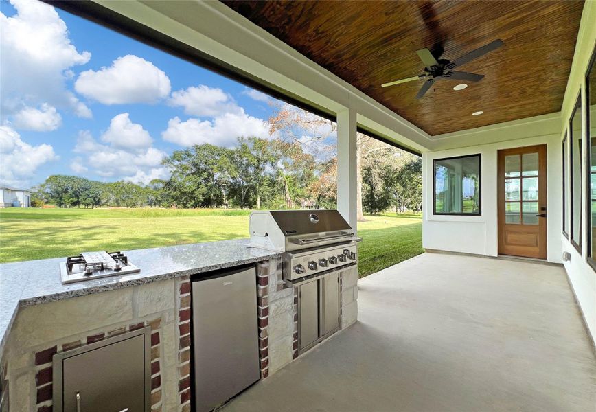 The large back patio with an outdoor kitchen any BBQ chef would love! The large back patio with an outdoor kitchen any BBQ chef would love!