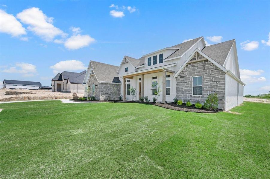 Exterior details and patio area of a home in Bella Crossing, Fort Worth (Image 20).