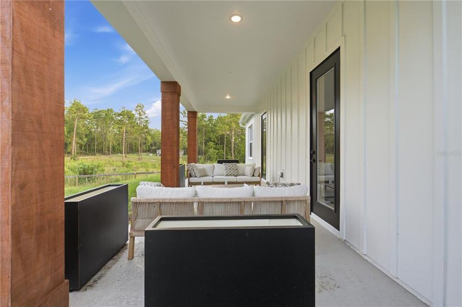 Exterior details and patio area of a home in , Dunnellon (Image 1). Exterior details and patio area of a home in , Dunnellon (Image 1).