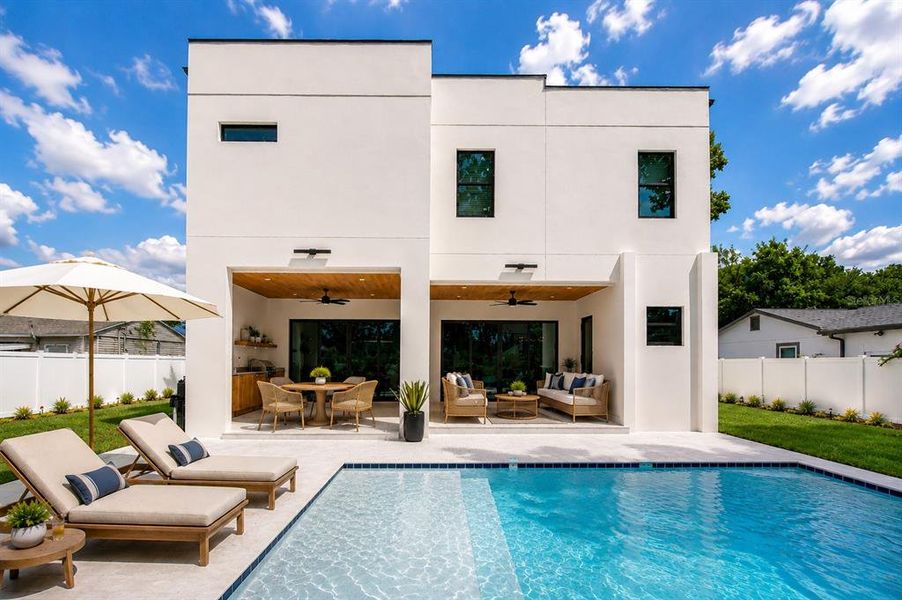 Exterior details and patio area of a home in , Tampa (Image 4).