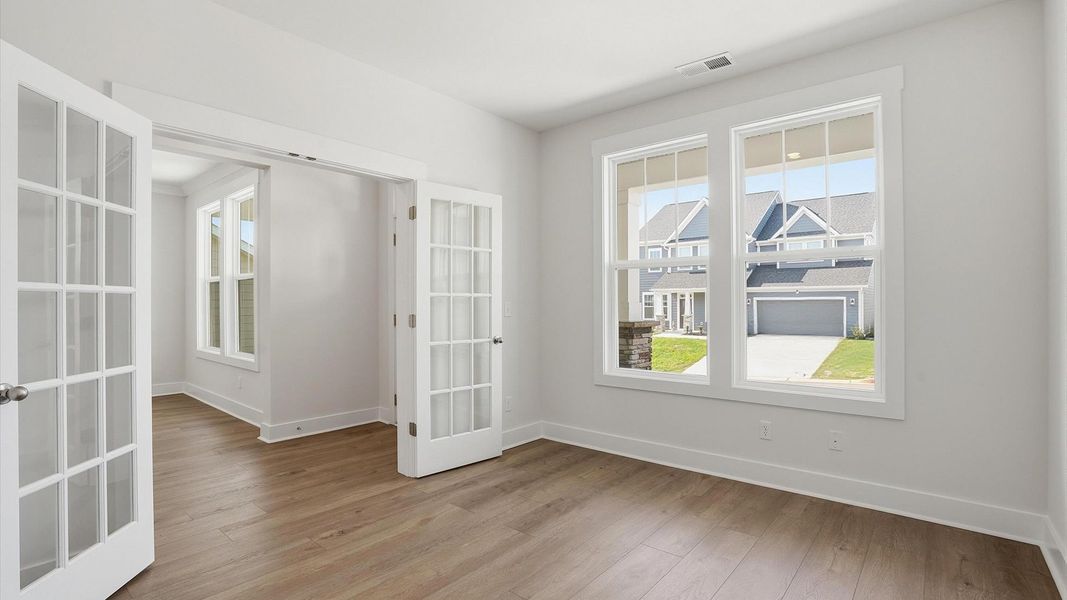 First-class home office behind elegant French doors—designed with high standards in mind First-class home office behind elegant French doors—designed with high standards in mind
