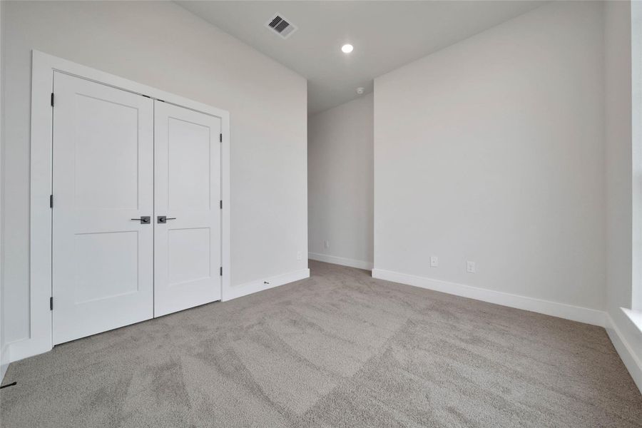 Spacious, unfurnished interior of a new home in , Rosharon (Image 37).