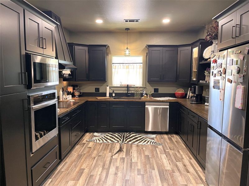 Furnished interior view inside a new home in , Groesbeck (Image 30).