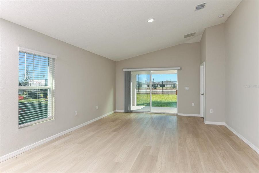 Spacious, unfurnished interior of a new home in Scenic Terrace, Lake Hamilton (Image 9).