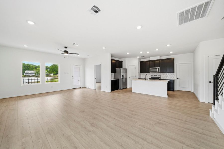 Spacious, unfurnished interior of a new home in Lake Conroe Cove, Willis (Image 14).