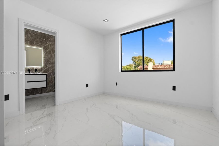 Spacious, unfurnished interior of a new home in , Miami (Image 40).