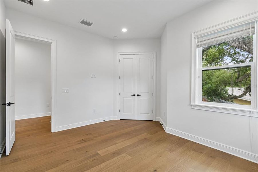 Spacious, unfurnished interior of a new home in , Tampa (Image 53).