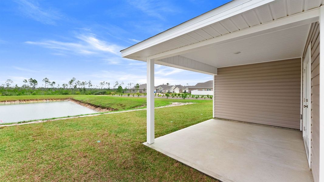 Exterior details and patio area of a home in Titus Park, Panama City (Image 20).