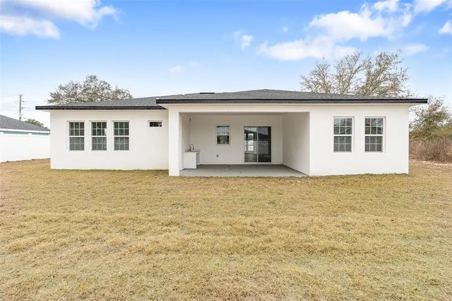 Exterior details and patio area of a home in , Ocala (Image 4).