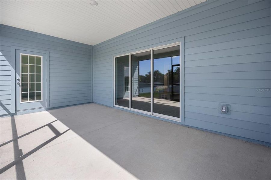 Exterior details and patio area of a home in , Dunnellon (Image 16).