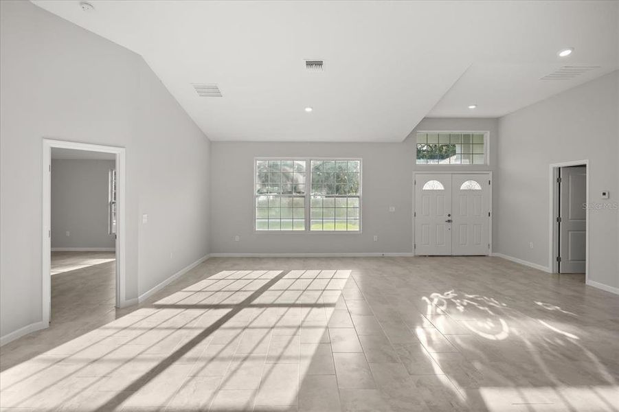 Spacious, unfurnished interior of a new home in , Deland (Image 9).