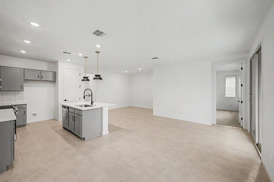 Spacious, unfurnished interior of a new home in Frontera, Surprise (Image 8).