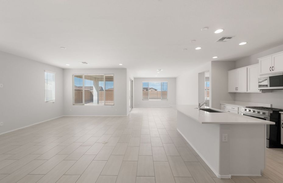 Spacious, unfurnished interior of a new home in Sun City Anthem at Merrill Ranch, Florence (Image 22).