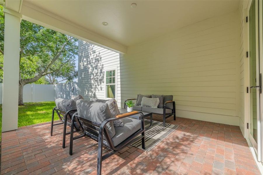 Exterior details and patio area of a home in , St. Petersburg (Image 28).