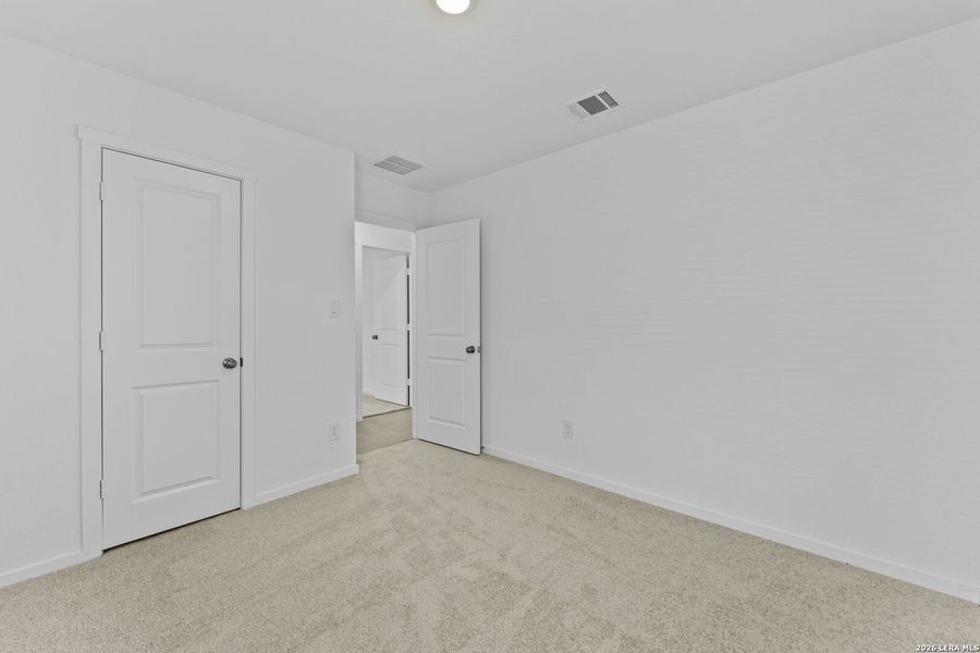 Spacious, unfurnished interior of a new home in Spring Grove, St. Hedwig (Image 17).