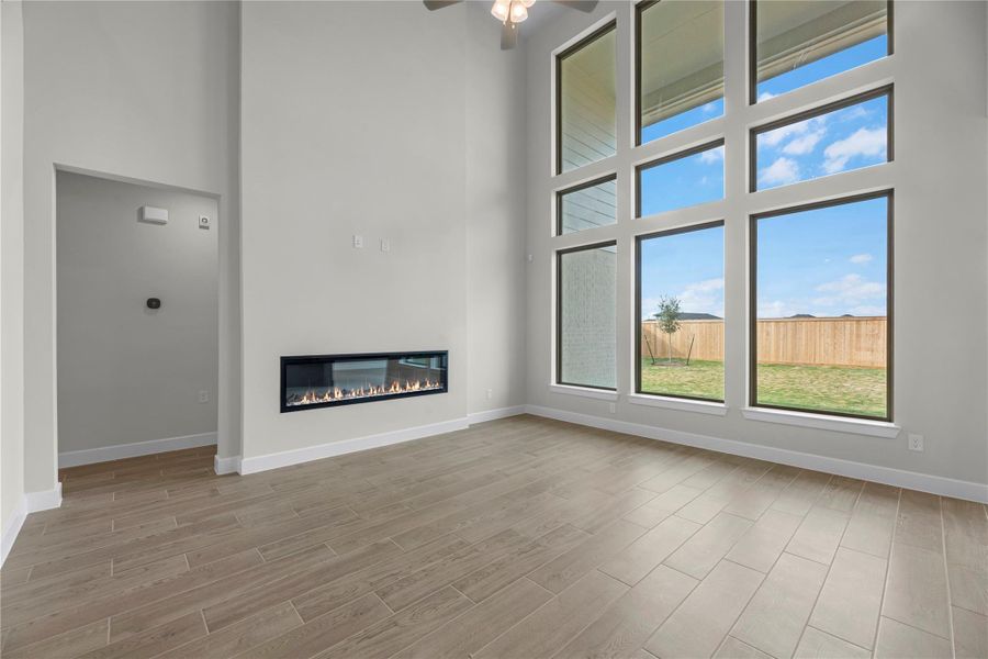 Representative image. Features, selections and colors may vary. Representative image. Features, selections and colors may vary.