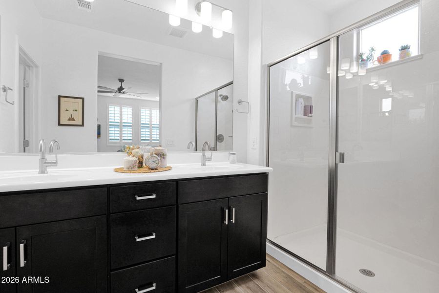 1917 Hampton 111 - 24Primary Bathroom