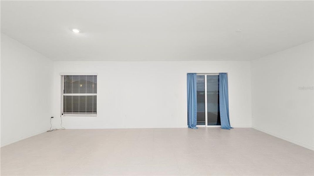 Spacious, unfurnished interior of a new home in Cypress Point at Lake Parker: The Estates, Lakeland (Image 23).