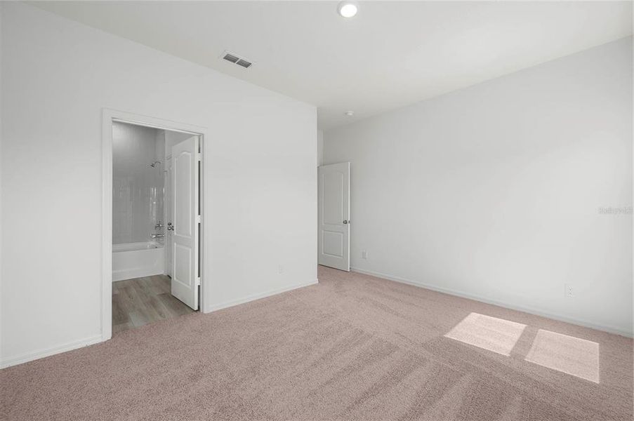 Spacious, unfurnished interior of a new home in Gum Lake Preserve, Lake Alfred (Image 20).