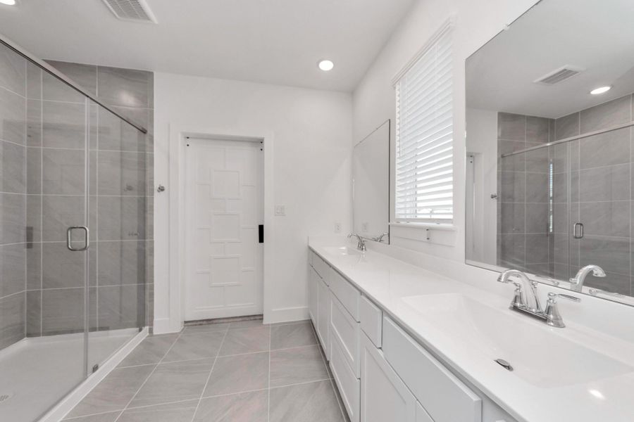 Furnished interior view inside a new home in Sienna, Missouri City (Image 9).