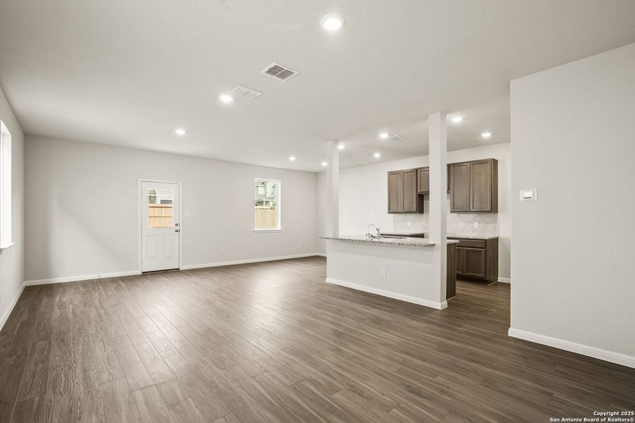 Spacious, unfurnished interior of a new home in Melissa Ranch, San Antonio (Image 11).