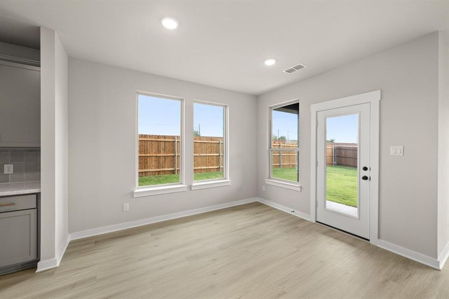 6913 Freight Train- Dining-1