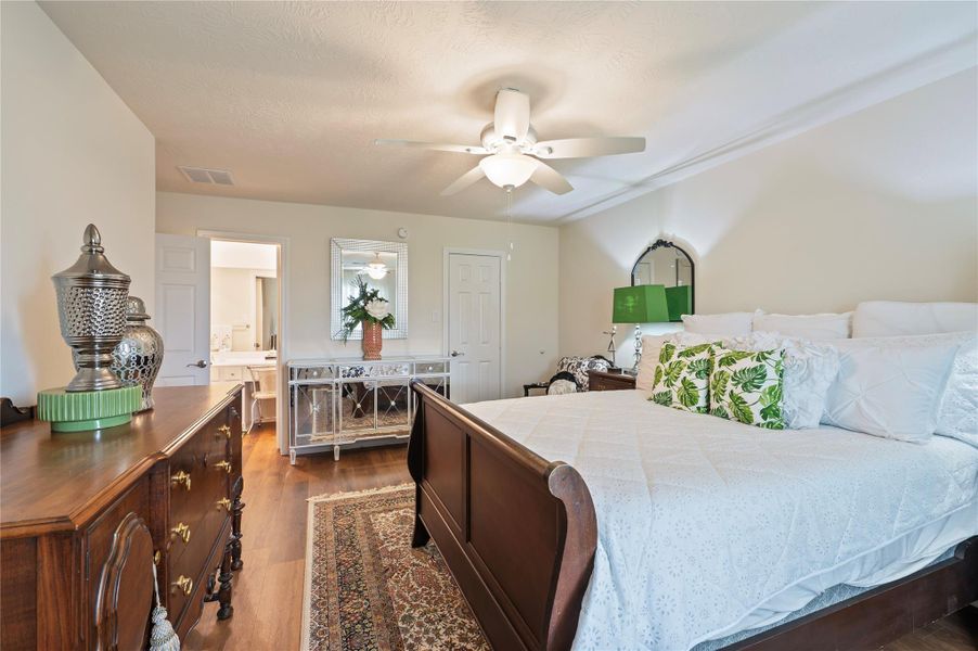 En-suite bath in guest suite En-suite bath in guest suite