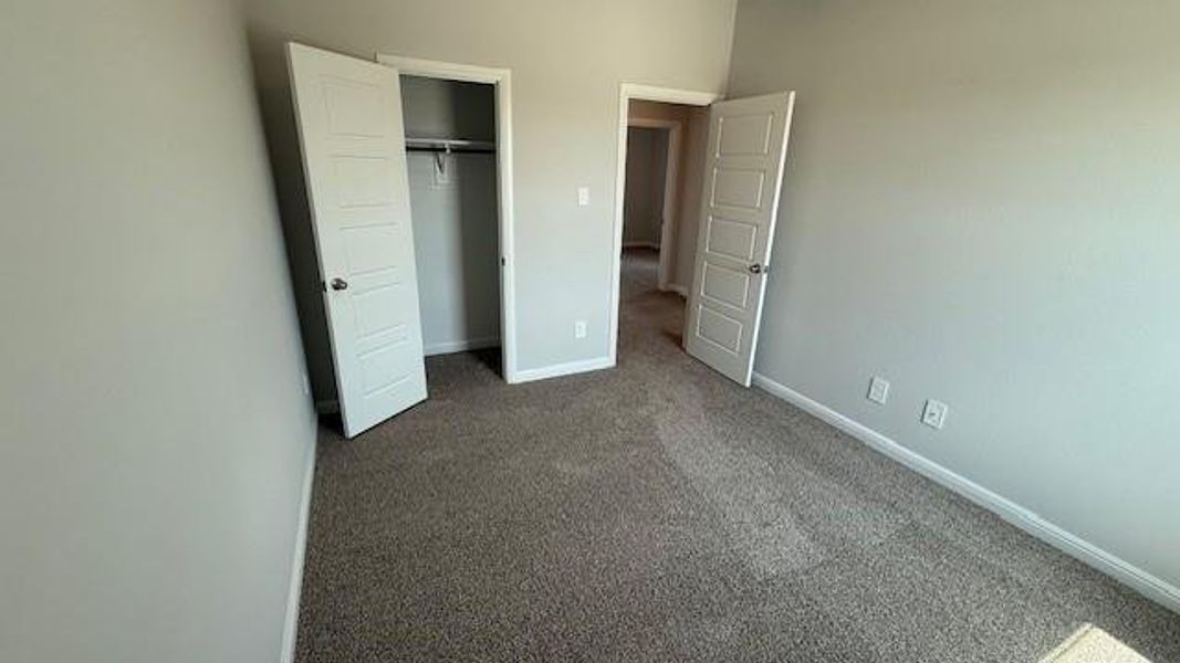 Spacious, unfurnished interior of a new home in Saratoga, Granbury (Image 16).