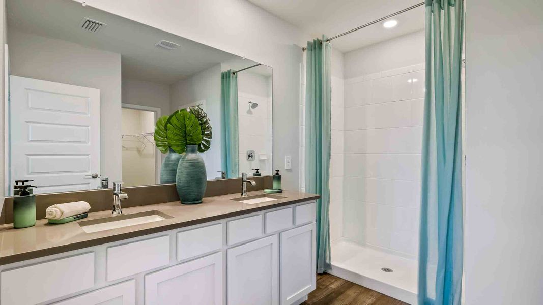 Furnished interior view inside a new home in Star Farms at Lakewood Ranch, Bradenton (Image 10).