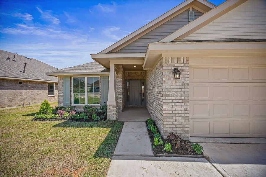 Exterior details and patio area of a home in Grand Oaks Reserve, Cleveland (Image 3).