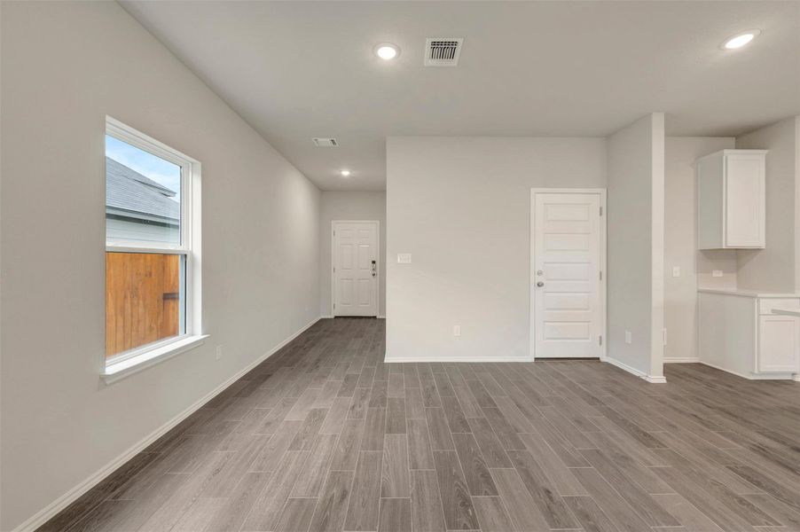 Spacious, unfurnished interior of a new home in Heritage, Dripping Springs (Image 24).