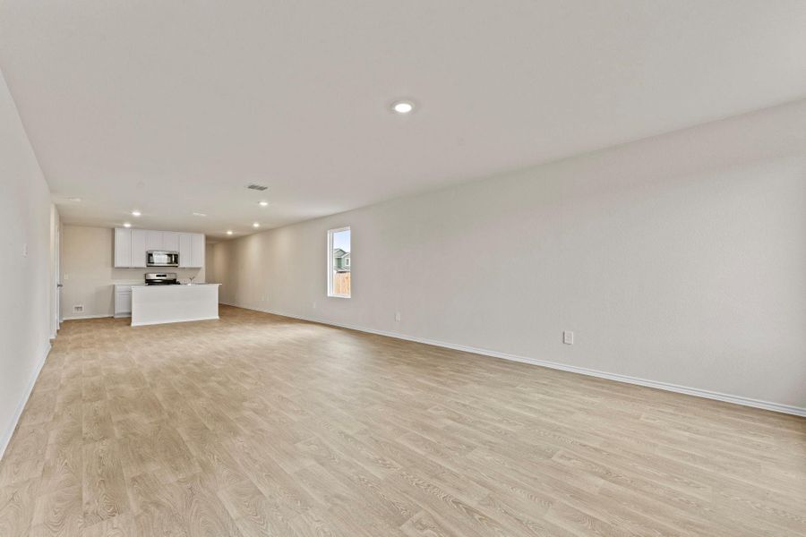 Spacious, unfurnished interior of a new home in Bollinger, Uhland (Image 17).