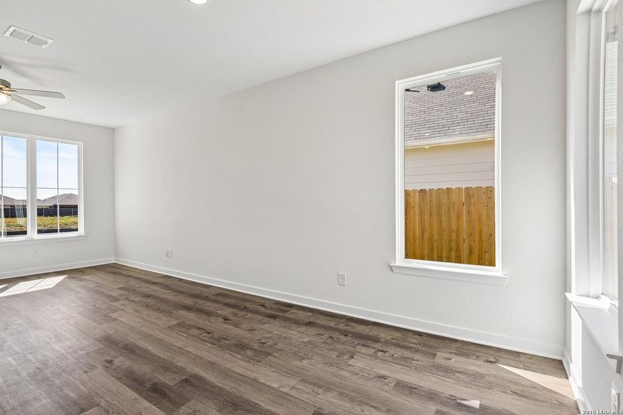 Spacious, unfurnished interior of a new home in Arroyo Ranch, Seguin (Image 34).
