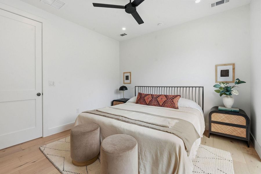 Bright room featuring a ceiling fan, recessed lighting, and light wood-finish flooring