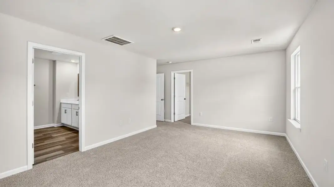 Spacious, unfurnished interior of a new home in Trailside Run, Spartanburg (Image 37).