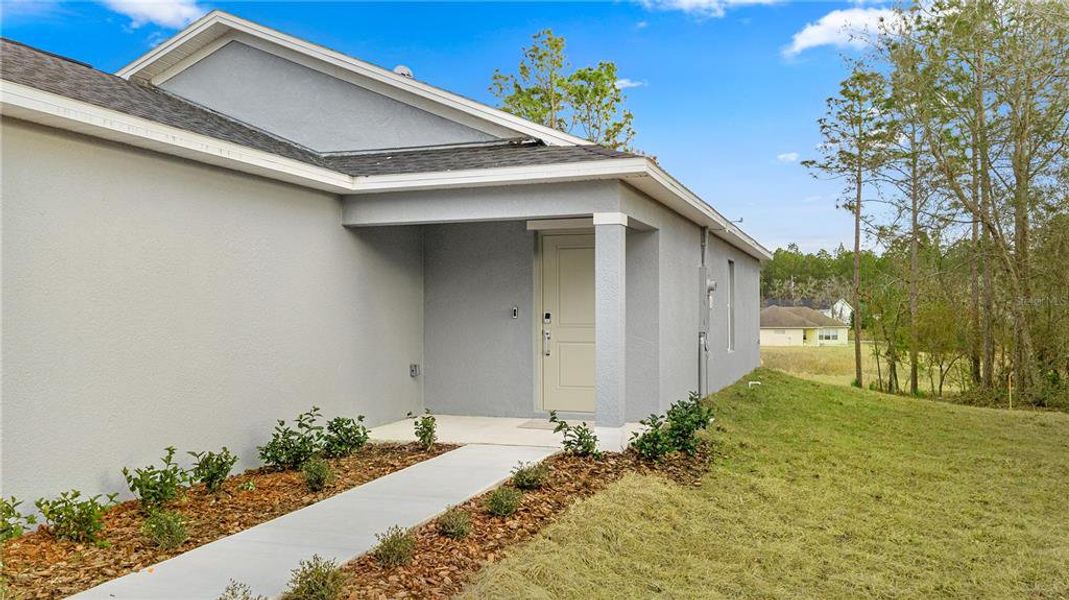 Exterior details and patio area of a home in Marion Oaks, Ocala (Image 3).
