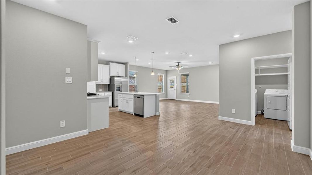 Spacious, unfurnished interior of a new home in Trails of Elizabeth Creek, Fort Worth (Image 13).