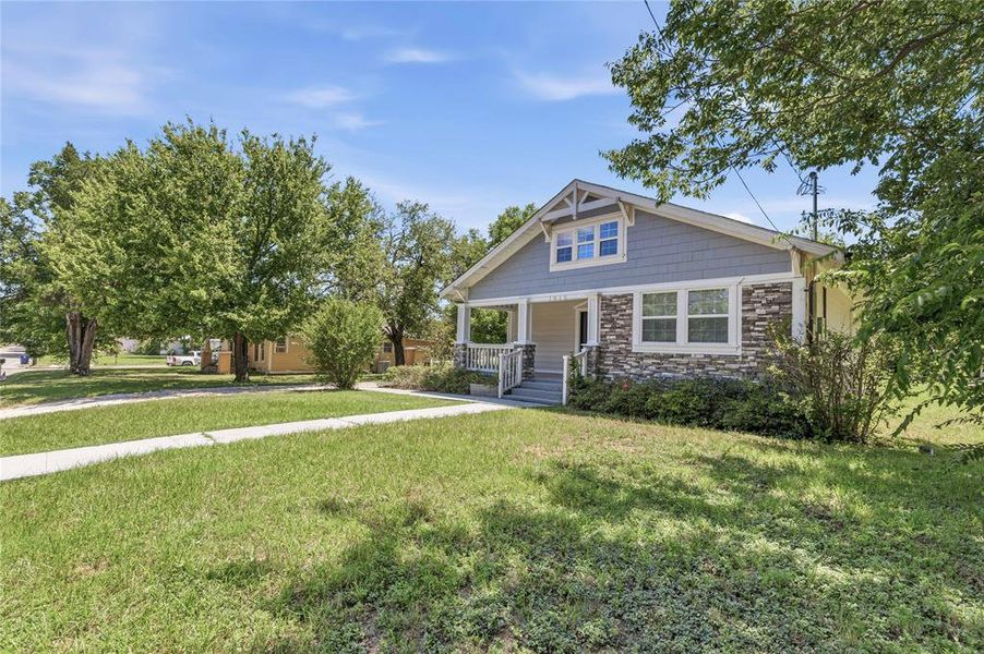 Front exterior of a new home in , Brownwood, TX, highlighting curb appeal (Image 19). Front exterior of a new home in , Brownwood, TX, highlighting curb appeal (Image 19).