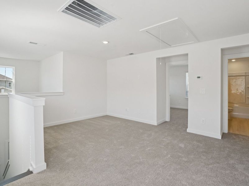 Spacious, unfurnished interior of a new home in Bear Springs, Columbia (Image 10).
