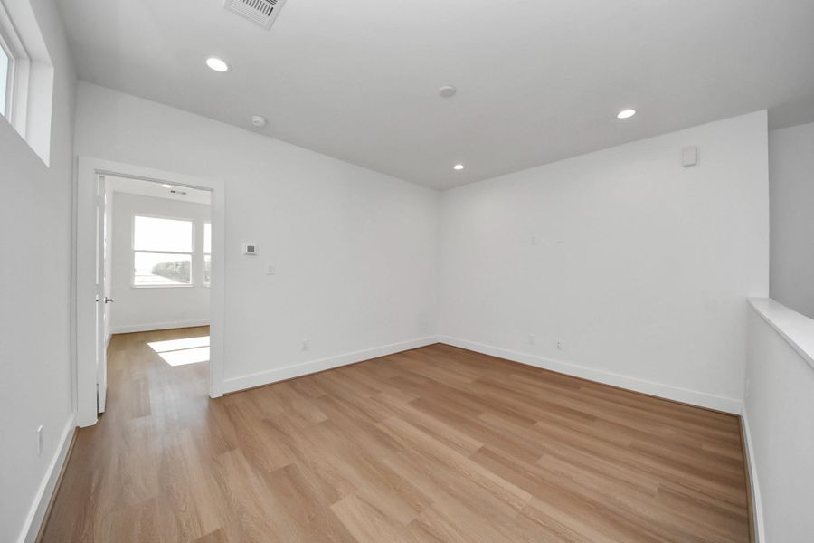 Spacious, unfurnished interior of a new home in Piccolina, Houston (Image 32).