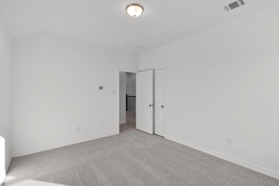 Secondary bedroom.