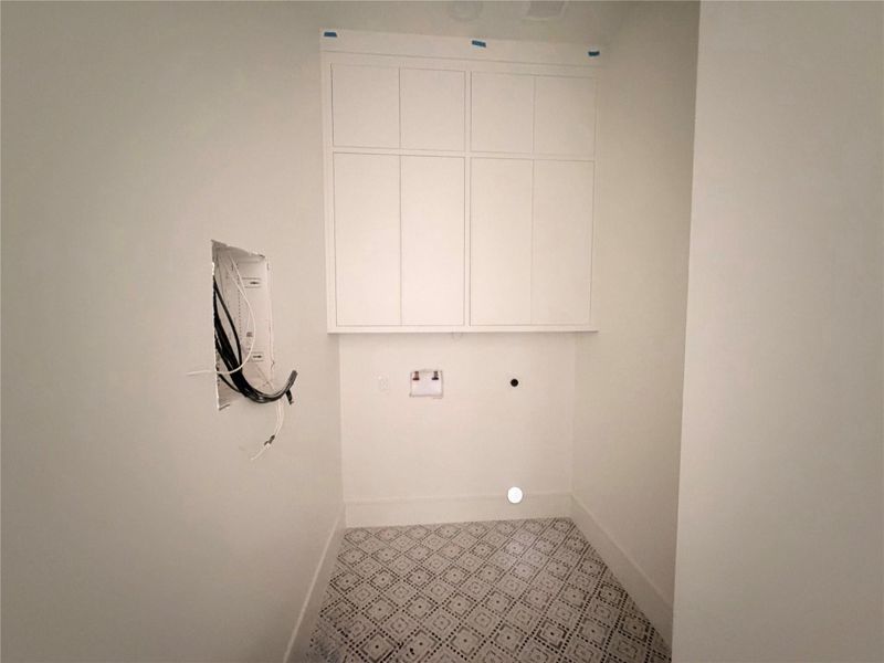 Spacious, unfurnished interior of a new home in , Galveston (Image 11).