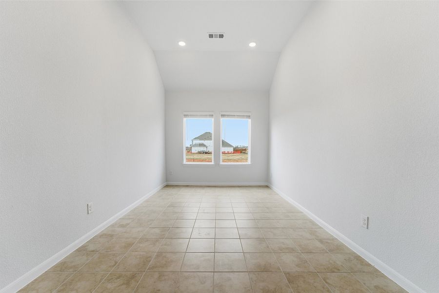 Spacious, unfurnished interior of a new home in Saddlebrook Estates, Waxahachie (Image 39).