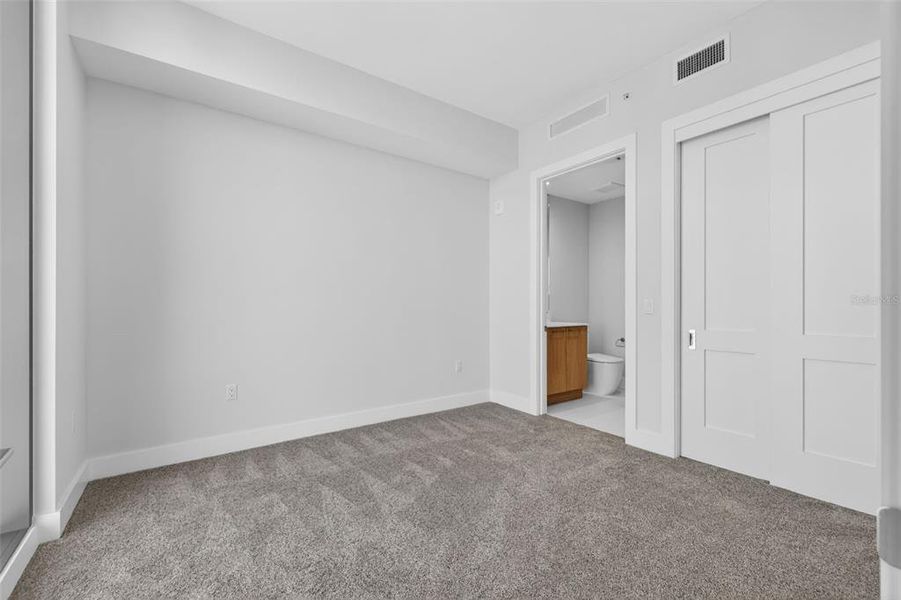 Spacious, unfurnished interior of a new home in , St. Petersburg (Image 25).