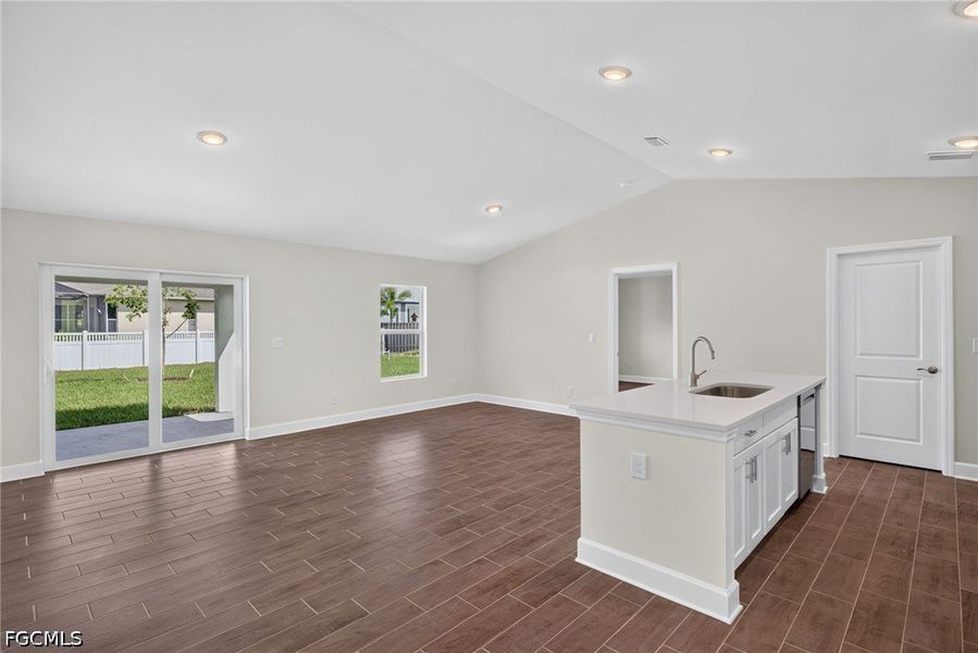 Spacious, unfurnished interior of a new home in Cape Coral, Cape Coral (Image 18).