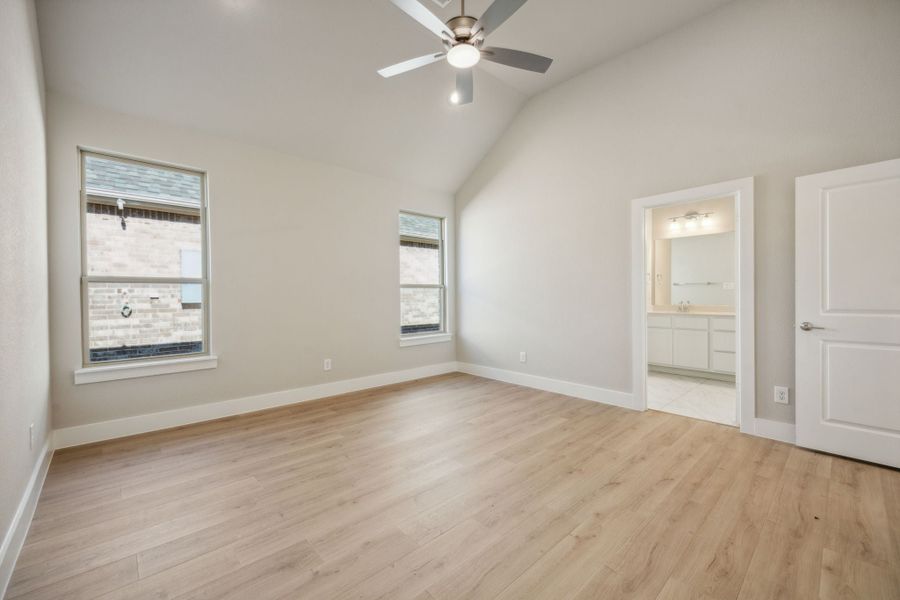 Spacious, unfurnished interior of a new home in Dove Hollow, Waxahachie (Image 27).